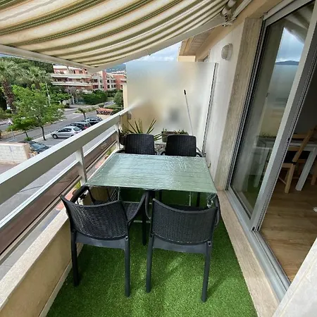 207-front De Parking Prive キャバレール・シュル・メール